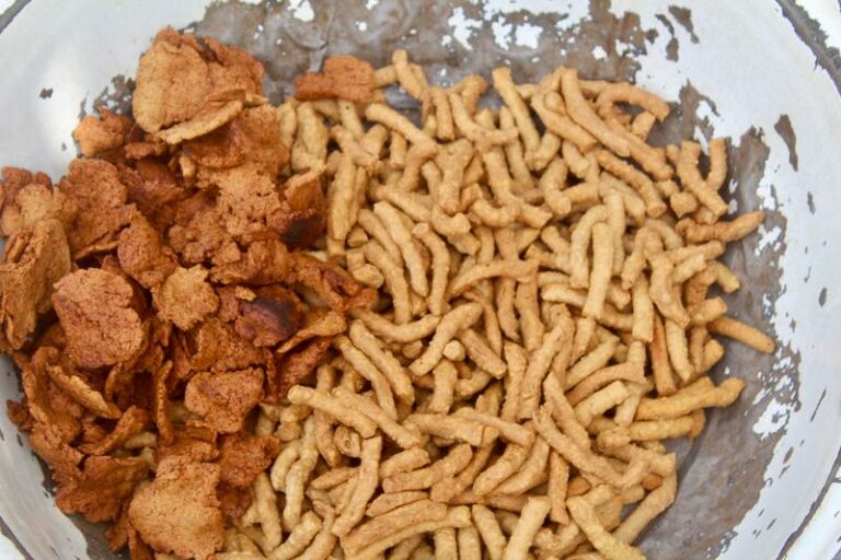 How is Beninese cuisine influenced by neighboring countries?