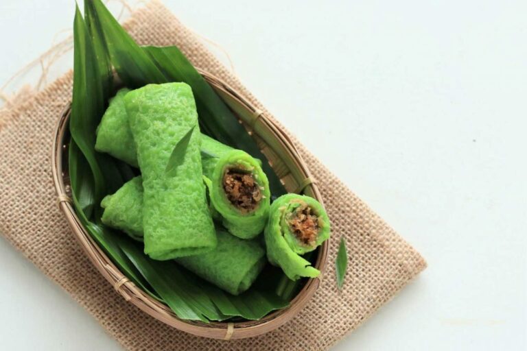What are some traditional snacks or appetizers in Malaysian cuisine?