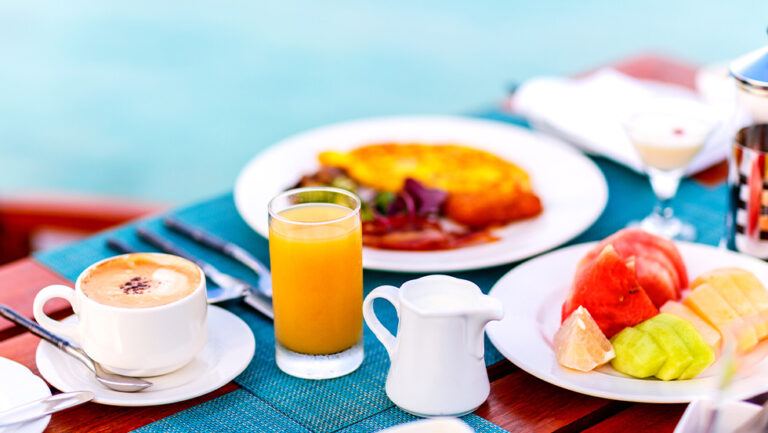 What is a typical Maldivian breakfast like?
