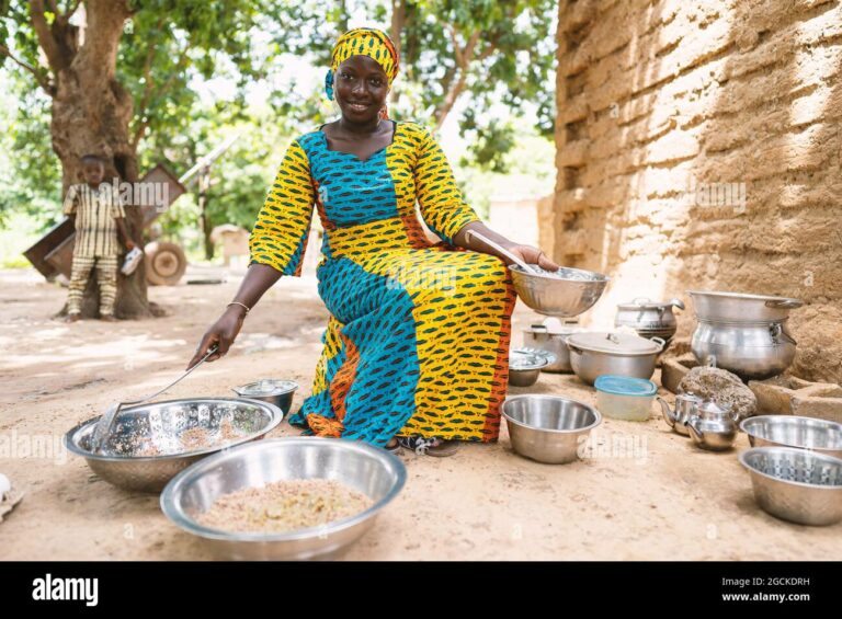 Is there a focus on using locally sourced ingredients and supporting sustainable farming practices in Malian cooking?