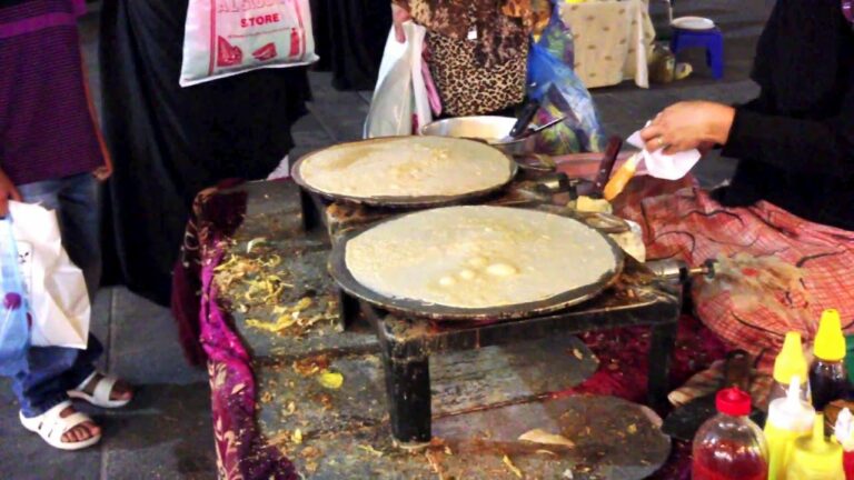 Can you tell me about the influence of Bedouin and Arabian Gulf traditions on Qatari street food?