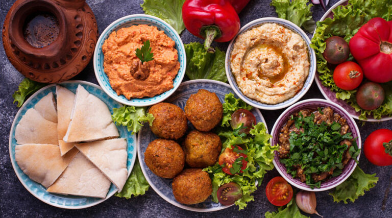Is there a focus on hospitality and generous portions in Jordanian dining culture?