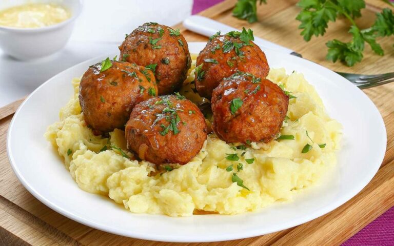 Are potatoes a commonly used ingredient in Moldovan cuisine?