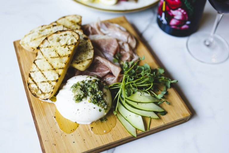 What are some popular ingredients used in Monégasque cuisine?