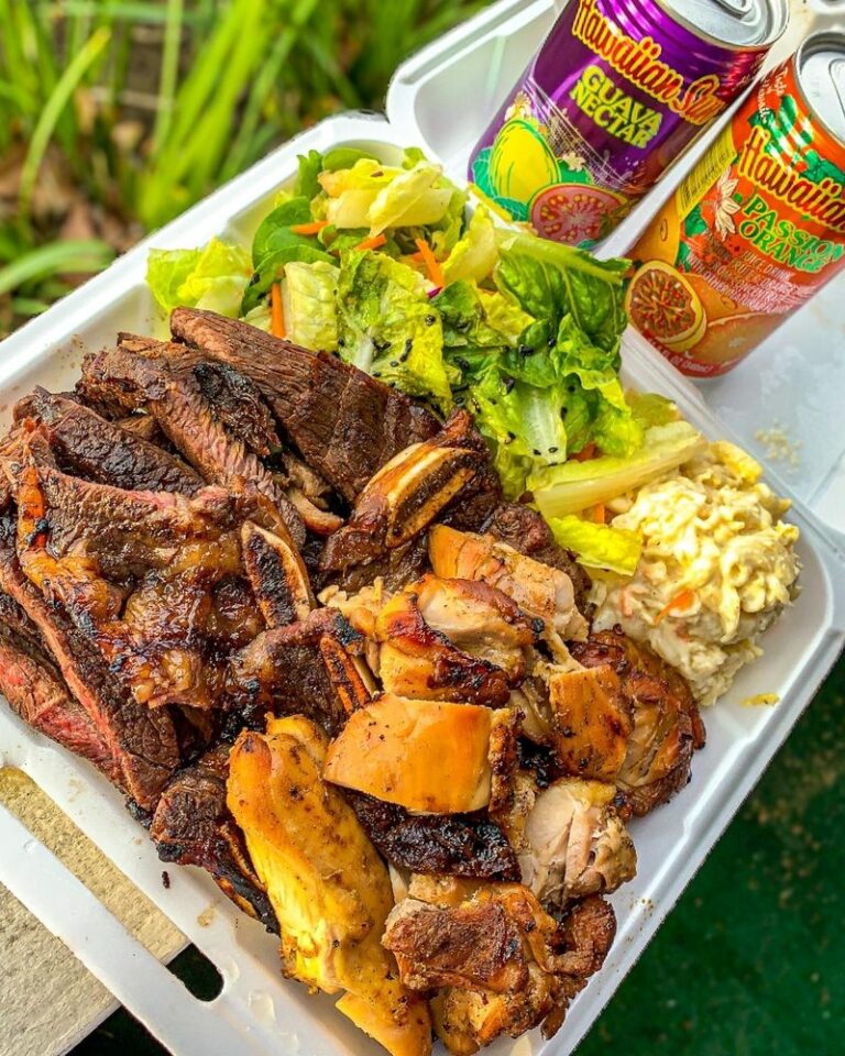 Are there any popular dishes in Samoan cuisine?