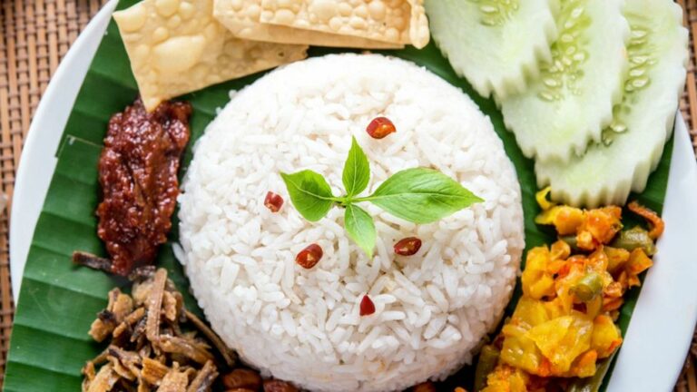 Can you find any influences from Malaysian cultural practices or traditions in the cuisine?