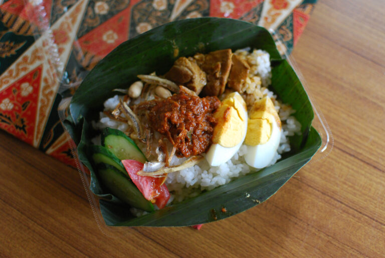 What are some popular dishes in Malaysian cuisine?