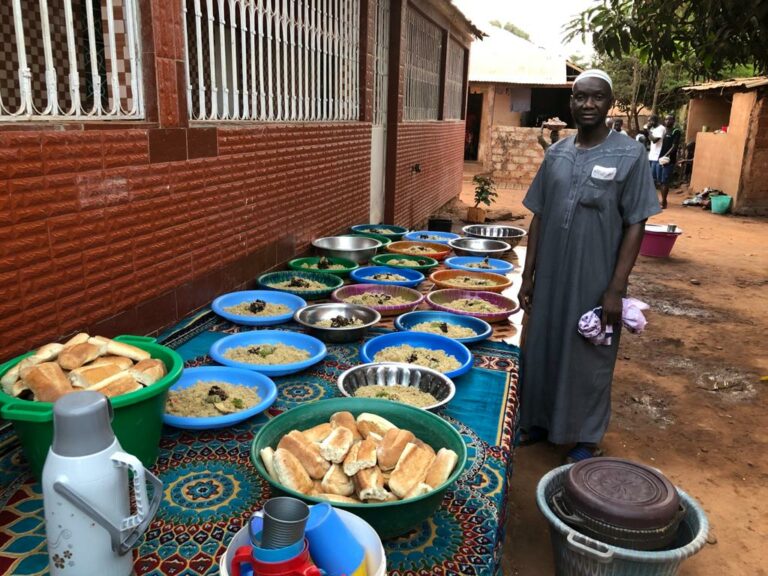 What are the staple ingredients in Guinean meals?