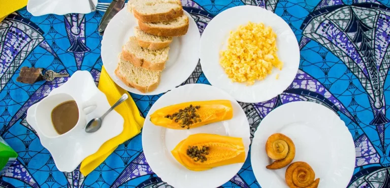 What are the typical breakfast options in São Tomé and Príncipe?