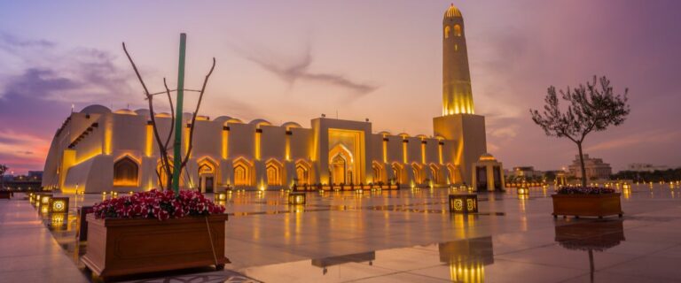 How has Qatar’s geographical location and cultural heritage influenced Qatari cuisine?