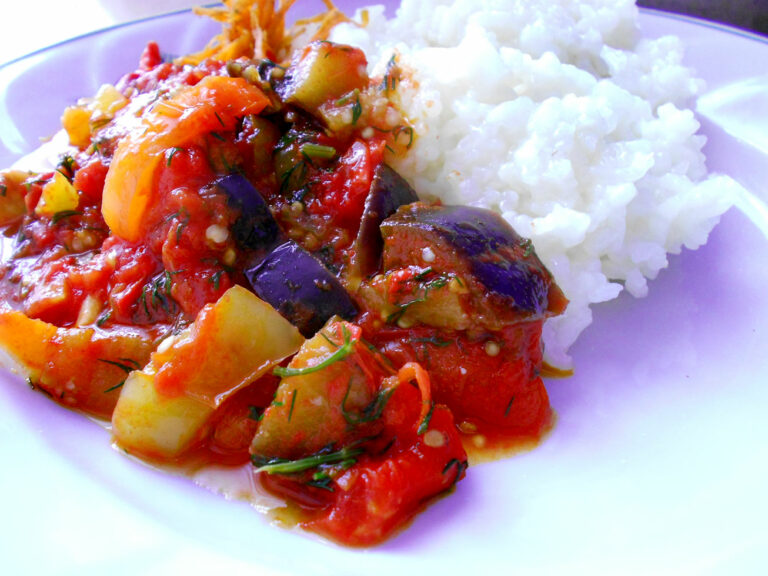 Are there any vegetarian or vegan options in Moldovan cuisine?