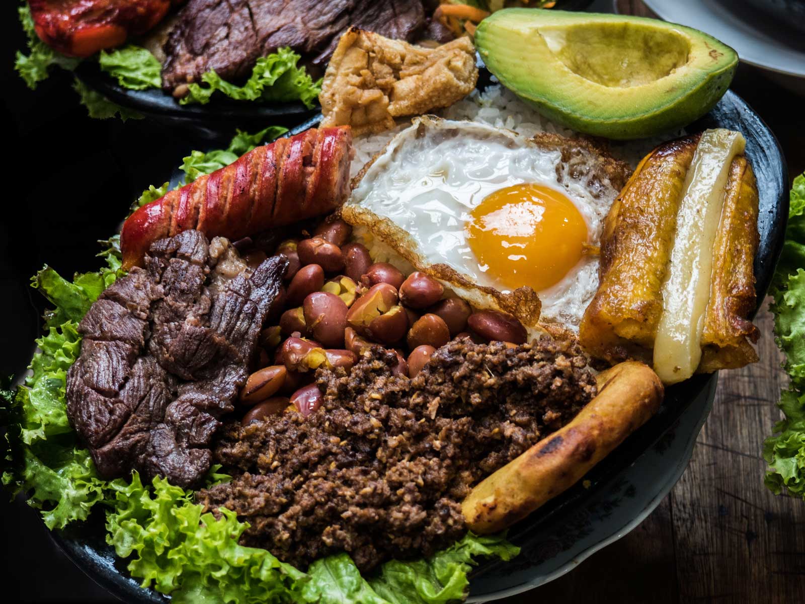 What are the main ingredients used in Colombian dishes?