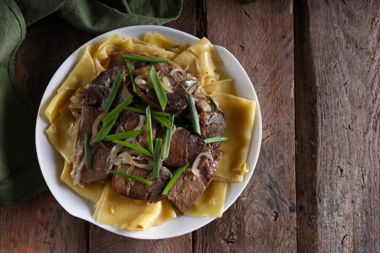Is there a focus on hospitality and generous portions in Kazakh dining culture?