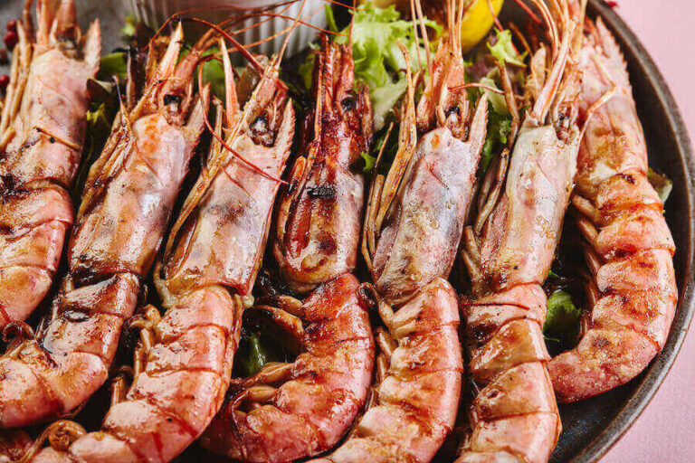 Is there a focus on utilizing local seafood and ingredients in Maldivian cooking?