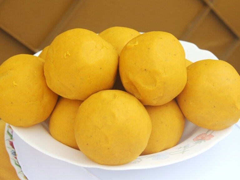 Are there any unique ingredients or flavors used in Malian cooking?