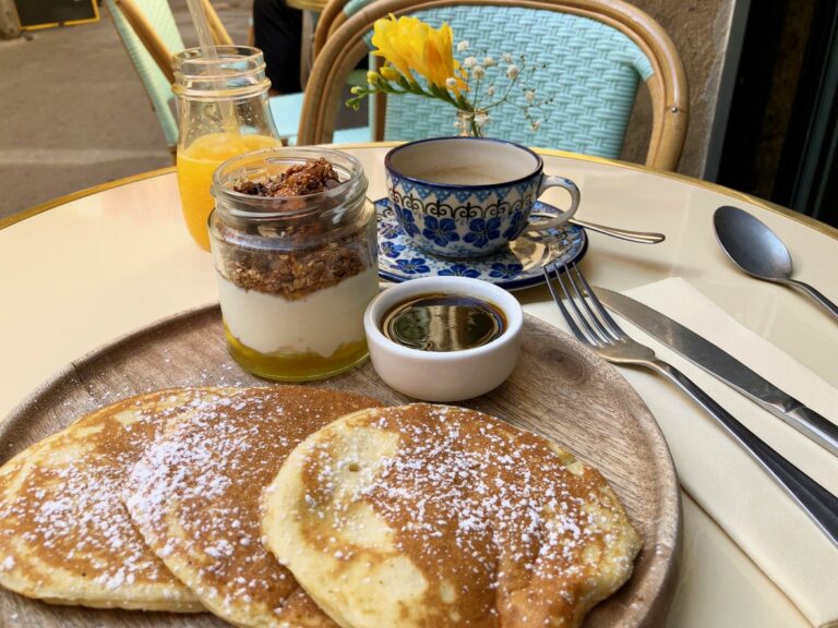 What are some common breakfast options in Monaco?
