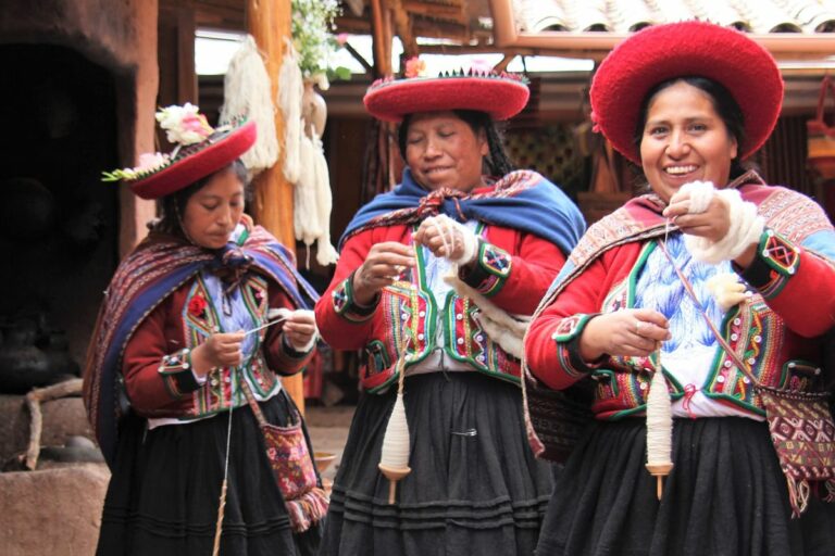 Are there any unique dining customs or etiquette in Peru?